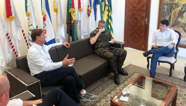 Senador visita o comandante da Brigada de Selva