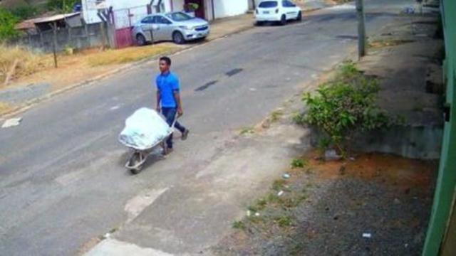 Homem leva corpo em carrinho de mão e compra cigarro no caminho