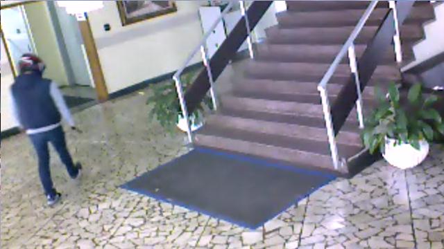 Homem é morto a tiros após invadir unidade da PM com arma falsa