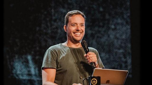 Pastor diz que igreja não é para homossexuais: "Podem ir para clube gay"