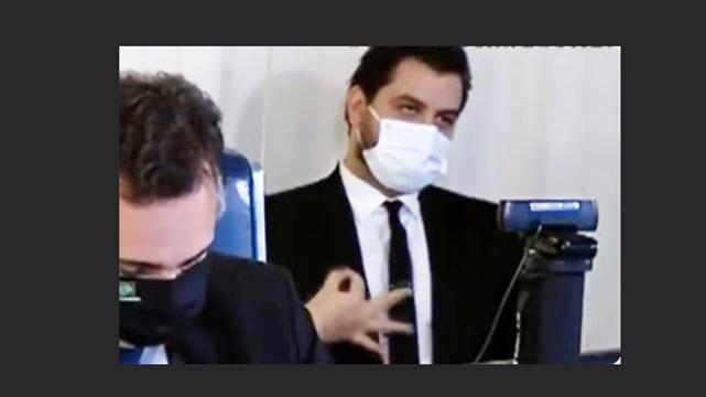 Filipe Martins faz gesto supremacista no Senado