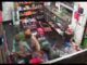 Cena na qual homem ´=e esfaqueado em uma loja de bebidas em Goiânia, Brasil