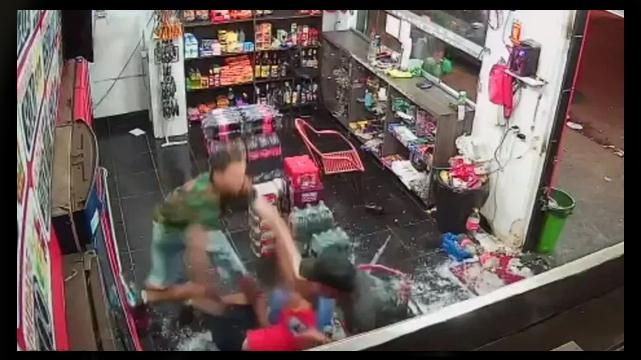 Cena na qual homem ´=e esfaqueado em uma loja de bebidas em Goiânia, Brasil