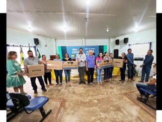 Confúcio entrega equipamentos tecnológicos a escolas de Itapuã