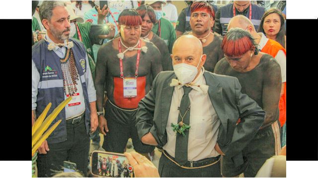Confúcio Moura com indígenas em conferência nacional de saúde.
