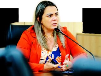 Cláudia de Jesus quer carga horária de assistentes sociais cumprida
