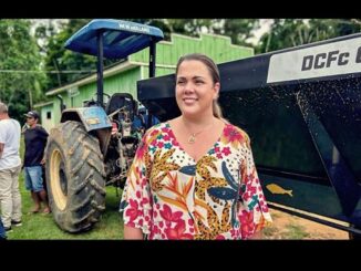 Cláudia de Jesus entrega maquinário agrícola em Machadinho do Oeste