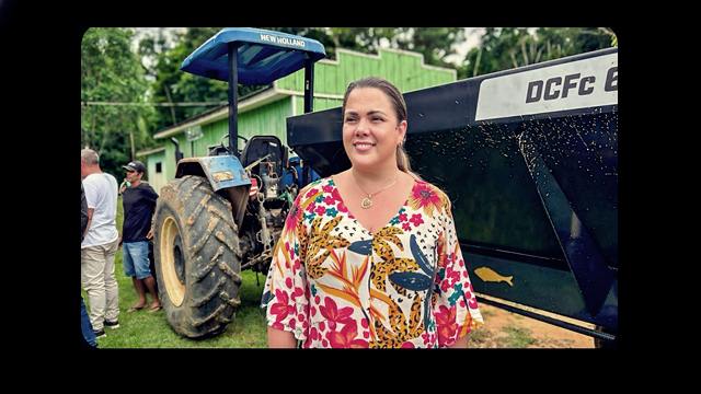 Cláudia de Jesus entrega maquinário agrícola em Machadinho do Oeste