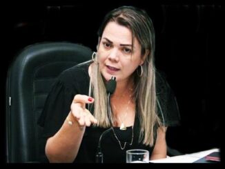 Defendida por Claudia de Jesus o contratar professores auxiliares e cuidadores para inclusão de alunos PCDs