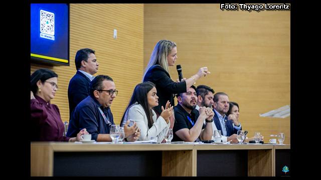 Cláudia de Jesus e servidores da saúde conseguem suspensão da terceirização dos hospitais