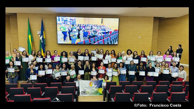 Assistentes sociais recebem votos de louvor pelas mãos da deputada Cláudia de Jesus