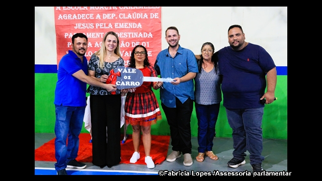Cláudia beneficia escola de Chupinguaia com veículo para atividades pedagógicas