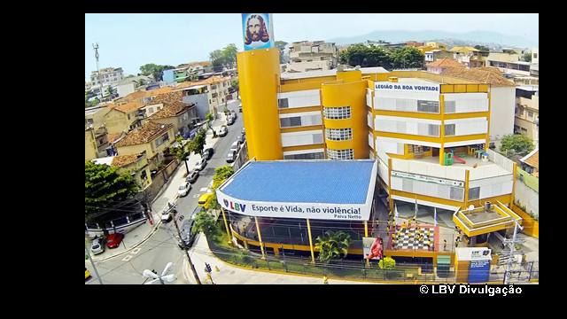 Menina de 13 anos é baleada em escola na zona norte do Rio