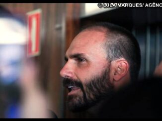 Moraes determina bloqueio de bens e contas de Eduardo Bolsonaro