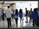 Estudantes reunidos no pátio de uma escola antes da realização das provas do Enem, aguardando a abertura dos portões.