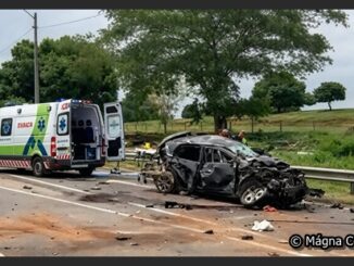 Acidente entre carreta e carro de passeio na BR-364, em Ouro Preto do Oeste.