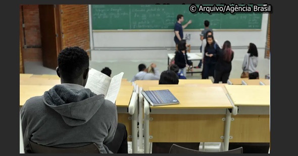 alternativo da imagem (ALT): Enade 2026 e avaliação dos estudantes do ensino superior.