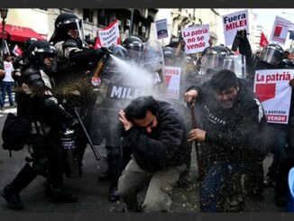 Manifestantes são reprimidos pela polícia durante protesto contra medidas do governo de Javier Milei, na Argentina.