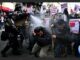 Manifestantes são reprimidos pela polícia durante protesto contra medidas do governo de Javier Milei, na Argentina.