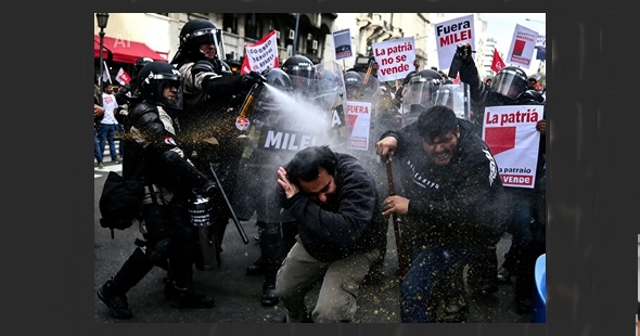 Manifestantes são reprimidos pela polícia durante protesto contra medidas do governo de Javier Milei, na Argentina.