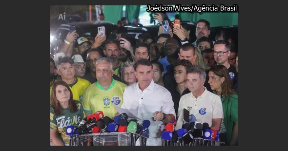 Flávio Bolsonaro durante pronunciamento após o segundo turno das eleições presidenciais de 2026.