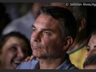 Flávio Bolsonaro participa de entrevista na TV Globo como candidato à Presidência da República.