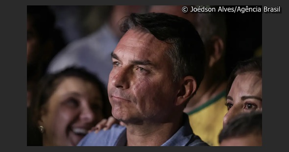 Flávio Bolsonaro participa de entrevista na TV Globo como candidato à Presidência da República.