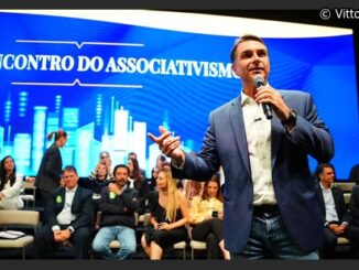 Flávio visita o pai Bolsonaro preso em casa