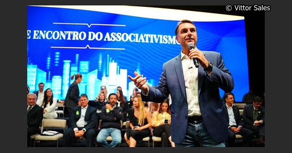 Flávio visita o pai Bolsonaro preso em casa