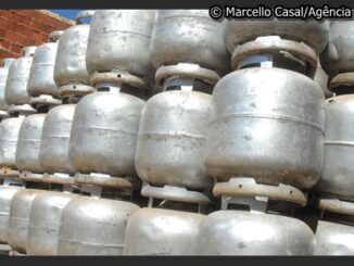 Botijões de gás de cozinha em operação contra esquema investigado no Rio de Janeiro.