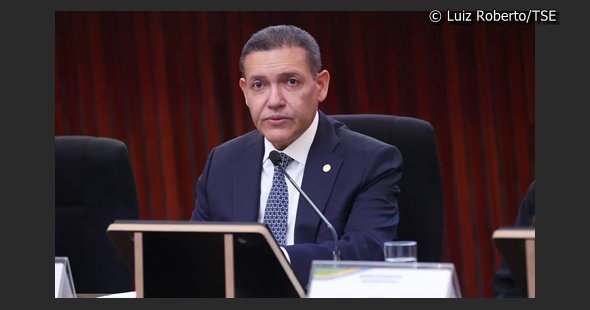 Tribunal Superior Eleitoral determina a suspensão de postagens contra Lula nas redes sociais.