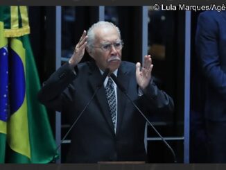 José Sarney discursa na tribuna do Senado Federal