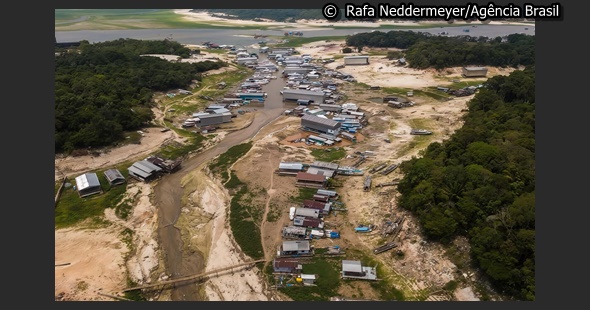 Leito de rio amazônico durante a vazante, período de redução sazonal do nível das águas.