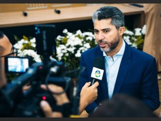 Marcos Rogério em meio a repórteres durante atendimento à imprensa em Rondônia.