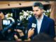 Marcos Rogério em meio a repórteres durante atendimento à imprensa em Rondônia.