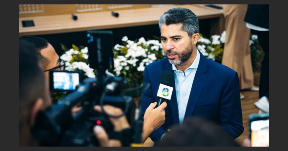 Marcos Rogério em meio a repórteres durante atendimento à imprensa em Rondônia.